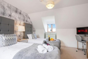 Loughton House - Central Location - Free Parking, Private Garden, Super-Fast Wifi and Smart TVs by Yoko Property